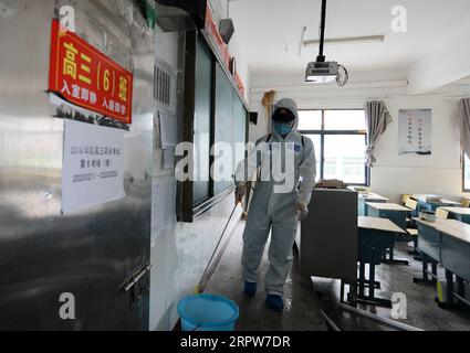 200422 -- HUANGGANG, le 22 avril 2020 -- Un pompier procède à la désinfection de la salle de classe des élèves de dernière année de l'école secondaire n° 1 du district de Huangzhou de Huanggang, province du Hubei, au centre de la Chine, le 22 avril 2020. Près de 30 pompiers ont procédé mercredi à une désinfection complète du lycée n ° 23 à Wuhan et du lycée n ° 1 dans le district de Huangzhou à Huanggang. La province du Hubei de Chine centrale, durement touchée par le COVID-19, a annoncé que les élèves de la dernière année des lycées de la province reprendraient leurs cours le 6 mai. Photo de /Xin Banque D'Images