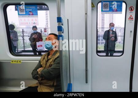 200422 -- WUHAN, le 22 avril 2020 -- les passagers empruntent la ligne 1 du métro à Wuhan, dans la province du Hubei, au centre de la Chine, le 22 avril 2020. À partir d'avril 22, tous les transports publics ont repris leurs activités à Wuhan. CHINE-HUBEI-WUHAN-TRANSPORT PUBLIC CN SHENXBOHAN PUBLICATIONXNOTXINXCHN Banque D'Images