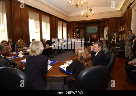 Secrétaire Gale Norton, au centre de premier plan, et Secrétaire adjoint pour les poissons et la faune et les parcs, Craig Manson, au premier plan à gauche, parmi les fonctionnaires de l'intérieur rencontrant le sous-gouverneur en visite de la province Argentine de la Pampa, Norma Durango, et d'autres représentants provinciaux argentins pour discuter de la coopération entre les États-Unis et l'Argentine sur la protection de l'habitat des oiseaux migrateurs, d'autres questions de conservation de la faune Banque D'Images