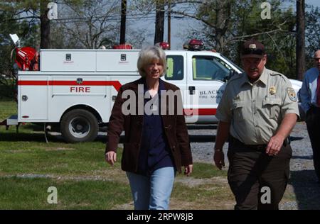 Visite du Secrétaire Gale Norton, avant le jour de la Terre, au Blackwater National Wildlife refuge, Cambridge, Maryland, pour voir les résultats d'un projet de coopération fédéral, étatique, local et privé pour la réduction des combustibles dangereux sur 900 acres du refuge, faire participer des partenaires allant du Service de la pêche et de la faune aux services d'incendie bénévoles locaux Banque D'Images