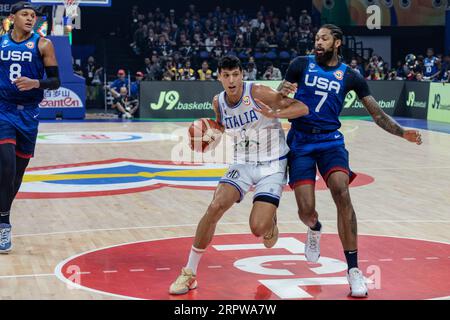 Manille, Philippines. 05 septembre 2023. Jaren Jackson Jr (R) des États-Unis et Nicolo Melli (L) Italie vu en action lors de la deuxième manche de la coupe du monde de basket-ball FIBA 2023 entre les États-Unis et l'Italie au Mall of Asia Arena-Manille. Score final ; États-Unis 109:63 Italie. Crédit : SOPA Images Limited/Alamy Live News Banque D'Images