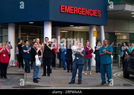 200424 -- LIVERPOOL, 24 avril 2020 Xinhua -- les membres du personnel du Service national de santé applaudissent devant l'hôpital universitaire Royal Liverpool lors de la campagne hebdomadaire Clap for our Carers à Liverpool, en Grande-Bretagne, le 23 avril 2020. Photo de Jon Super/Xinhua BRITAIN-LIVERPOOL-COVID-19-CLAP POUR NOS SOIGNANTS PUBLICATIONxNOTxINxCHN Banque D'Images