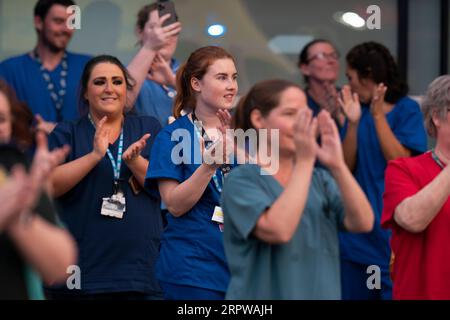 200424 -- LIVERPOOL, 24 avril 2020 Xinhua -- les membres du personnel du Service national de santé applaudissent devant l'hôpital universitaire Royal Liverpool lors de la campagne hebdomadaire Clap for our Carers à Liverpool, en Grande-Bretagne, le 23 avril 2020. Photo de Jon Super/Xinhua BRITAIN-LIVERPOOL-COVID-19-CLAP POUR NOS SOIGNANTS PUBLICATIONxNOTxINxCHN Banque D'Images