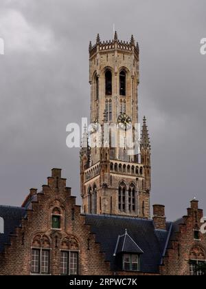 Célèbre tour du beffroi sous un ciel dramatique, Bruges, Belgique Banque D'Images