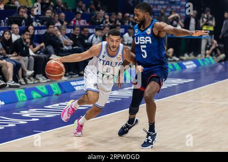 Manille, Philippines. 05 septembre 2023. Mikal Bridges (R) des États-Unis et Marco Spissu (L) Italie vus en action lors de la deuxième manche de la coupe du monde FIBA de basket-ball 2023 entre les États-Unis et l'Italie au Mall of Asia Arena-Manille. Score final ; États-Unis 109:63 Italie. (Photo Nicholas Muller/SOPA Images/Sipa USA) crédit : SIPA USA/Alamy Live News Banque D'Images