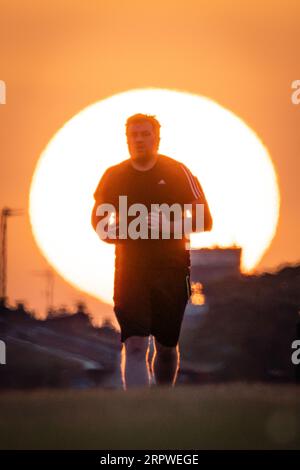 Londres, Royaume-Uni. 5 septembre 2023. UK Météo : canicule dans la ville. Les habitants profitent d'un chaud coucher de soleil en soirée à Blackheath Park. Le Royaume-Uni devrait être plus chaud que Ibiza, Ayia Napa et Athènes cette semaine, disent les prévisionnistes, tandis que d'autres parties de l'Europe connaissent un phénomène météorologique appelé «dôme de chaleur» qui provoque des conditions étouffantes. Crédit : Guy Corbishley/Alamy Live News Banque D'Images