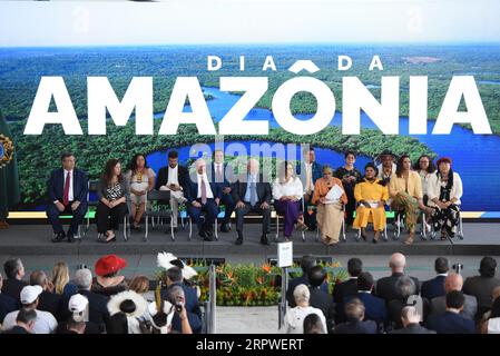 Brasília, DF - 05.09.2023 : LULA DIA DA Amazônia - ce mardi (5), le Président Lula participe à la cérémonie de la Journée amazonienne et homologue les terres autochtones aux côtés de la ministre de l'Environnement Marina Silva et de Sonia Guajajajara, ministre des peuples autochtones du Brésil. (Photo : ton Molina/Fotoarena) Banque D'Images