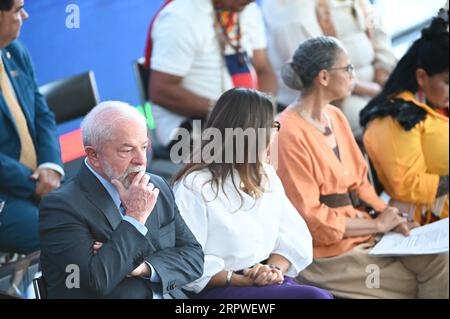 Brasília, DF - 05.09.2023 : LULA DIA DA Amazônia - ce mardi (5), le Président Lula participe à la cérémonie de la Journée amazonienne et homologue les terres autochtones aux côtés de la ministre de l'Environnement Marina Silva et de Sonia Guajajajara, ministre des peuples autochtones du Brésil. (Photo : ton Molina/Fotoarena) Banque D'Images