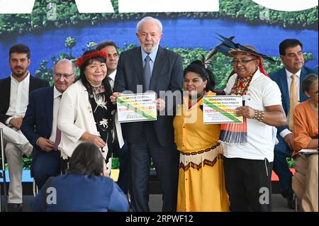 Brasília, DF - 05.09.2023 : LULA DIA DA Amazônia - ce mardi (5), le Président Lula participe à la cérémonie de la Journée amazonienne et homologue les terres autochtones aux côtés de la ministre de l'Environnement Marina Silva et de Sonia Guajajajara, ministre des peuples autochtones du Brésil. (Photo : ton Molina/Fotoarena) Banque D'Images