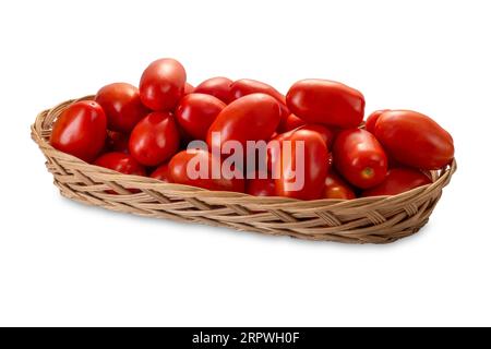 Tomates prunes rouges dans un panier en osier isolé sur blanc avec chemin de détourage inclus Banque D'Images