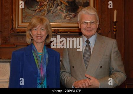 Le secrétaire Gale Norton, à gauche, avec le président islandais Olafur Ragnar Grimsson, lors de la visite de Grimsson au siège du ministère de l'intérieur Banque D'Images