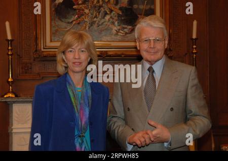 Le secrétaire Gale Norton, à gauche, avec le président islandais Olafur Ragnar Grimsson, lors de la visite de Grimsson au siège du ministère de l'intérieur Banque D'Images