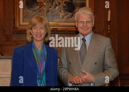 Le secrétaire Gale Norton, à gauche, avec le président islandais Olafur Ragnar Grimsson, lors de la visite de Grimsson au siège du ministère de l'intérieur Banque D'Images