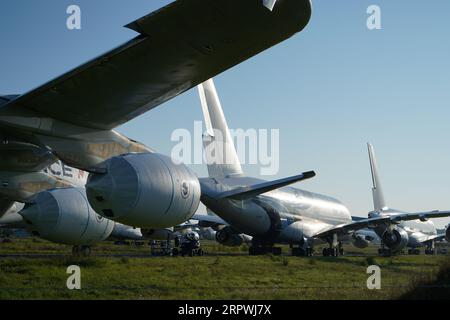 Cimetière d'avions, avions excédentaires aux besoins stockés à l'aéroport Tarbes Lourdes Pyrénées , juillet 2023 Banque D'Images