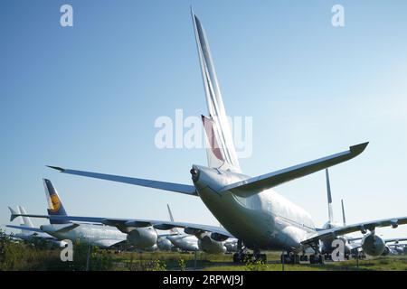 Cimetière d'avions, avions excédentaires aux besoins stockés à l'aéroport Tarbes Lourdes Pyrénées , juillet 2023 Banque D'Images