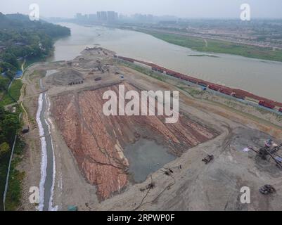 200429 -- CHENGDU, 29 avril 2020 -- une photo aérienne montre le site de fouilles du tronçon Jiangkou de la rivière Minjiang dans la ville de Meishan, dans la province du Sichuan du sud-ouest de la Chine, le 15 avril 2020. Plus de 10 000 reliques, principalement de l'or et de l'argent, ont été fouillées dans le tronçon Jiangkou de la rivière Minjiang, ont déclaré mercredi les autorités locales. Le site qui remonte à la fin de la dynastie Ming en 1368-1644 a été classé parmi les 10 premières découvertes archéologiques de Chine en 2017. CHINE-CHENGDU-JIANGKOU-RELIQUES-EXCAVATION CN LIUXKUN PUBLICATIONXNOTXINXCHN Banque D'Images