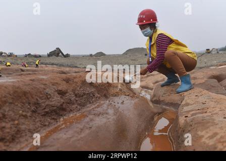 200429 -- CHENGDU, le 29 avril 2020 -- des gens travaillent sur le site de fouilles du tronçon Jiangkou de la rivière Minjiang dans la ville de Meishan, dans la province du Sichuan du sud-ouest de la Chine, le 15 avril 2020. Plus de 10 000 reliques, principalement de l'or et de l'argent, ont été fouillées dans le tronçon Jiangkou de la rivière Minjiang, ont déclaré mercredi les autorités locales. Le site qui remonte à la fin de la dynastie Ming en 1368-1644 a été classé parmi les 10 premières découvertes archéologiques de Chine en 2017. CHINE-CHENGDU-JIANGKOU-RELIQUES-EXCAVATION CN LIUXKUN PUBLICATIONXNOTXINXCHN Banque D'Images