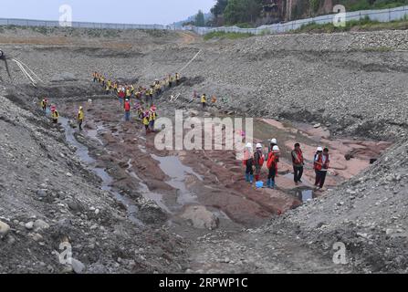 200429 -- CHENGDU, le 29 avril 2020 -- des gens travaillent sur le site de fouilles du tronçon Jiangkou de la rivière Minjiang dans la ville de Meishan, dans la province du Sichuan du sud-ouest de la Chine, le 15 avril 2020. Plus de 10 000 reliques, principalement de l'or et de l'argent, ont été fouillées dans le tronçon Jiangkou de la rivière Minjiang, ont déclaré mercredi les autorités locales. Le site qui remonte à la fin de la dynastie Ming en 1368-1644 a été classé parmi les 10 premières découvertes archéologiques de Chine en 2017. CHINE-CHENGDU-JIANGKOU-RELIQUES-EXCAVATION CN LIUXKUN PUBLICATIONXNOTXINXCHN Banque D'Images