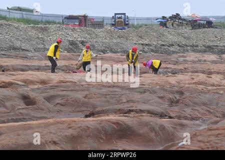 200429 -- CHENGDU, le 29 avril 2020 -- des gens travaillent sur le site de fouilles du tronçon Jiangkou de la rivière Minjiang dans la ville de Meishan, dans la province du Sichuan du sud-ouest de la Chine, le 15 avril 2020. Plus de 10 000 reliques, principalement de l'or et de l'argent, ont été fouillées dans le tronçon Jiangkou de la rivière Minjiang, ont déclaré mercredi les autorités locales. Le site qui remonte à la fin de la dynastie Ming en 1368-1644 a été classé parmi les 10 premières découvertes archéologiques de Chine en 2017. CHINE-CHENGDU-JIANGKOU-RELIQUES-EXCAVATION CN LIUXKUN PUBLICATIONXNOTXINXCHN Banque D'Images