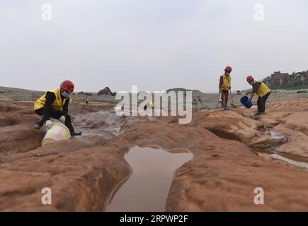 200429 -- CHENGDU, le 29 avril 2020 -- des gens travaillent sur le site de fouilles du tronçon Jiangkou de la rivière Minjiang dans la ville de Meishan, dans la province du Sichuan du sud-ouest de la Chine, le 15 avril 2020. Plus de 10 000 reliques, principalement de l'or et de l'argent, ont été fouillées dans le tronçon Jiangkou de la rivière Minjiang, ont déclaré mercredi les autorités locales. Le site qui remonte à la fin de la dynastie Ming en 1368-1644 a été classé parmi les 10 premières découvertes archéologiques de Chine en 2017. CHINE-CHENGDU-JIANGKOU-RELIQUES-EXCAVATION CN LIUXKUN PUBLICATIONXNOTXINXCHN Banque D'Images