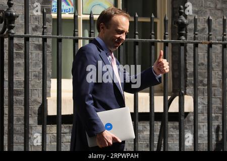 200429 -- LONDRES, le 29 avril 2020 Xinhua -- le secrétaire britannique à la Santé Matt Hancock quitte le 10 Downing Street après la réunion du comité COVID-19 à Londres, en Grande-Bretagne, le 29 avril 2020. Un total de 26 097 patients sont morts dans les hôpitaux, les maisons de soins et la communauté au sens large après avoir été testés positifs au coronavirus en Grande-Bretagne mardi après-midi, a déclaré mercredi le ministre des Affaires étrangères Dominic Raab. C'est la première fois que les chiffres du gouvernement incluent les décès dans les foyers de soins et la communauté, en plus de ceux dans les hôpitaux. Photo de Tim Ireland/Xinhua BRITAIN-LONDON-COVID-19-DEATH TOLL PUBLICATIONxNO Banque D'Images