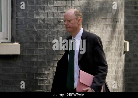 200429 -- LONDRES, le 29 avril 2020 Xinhua -- Chris Whitty, médecin en chef de l'Angleterre, arrive au 10 Downing Street pour la réunion du comité COVID-19 à Londres, en Grande-Bretagne, le 29 avril 2020. Un total de 26 097 patients sont morts dans les hôpitaux, les maisons de soins et la communauté au sens large après avoir été testés positifs au coronavirus en Grande-Bretagne mardi après-midi, a déclaré mercredi le ministre des Affaires étrangères Dominic Raab. C'est la première fois que les chiffres du gouvernement incluent les décès dans les foyers de soins et la communauté, en plus de ceux dans les hôpitaux. Photo de Tim Ireland/Xinhua BRITAIN-LONDON-COVID-19-DEATH TOLL PUB Banque D'Images