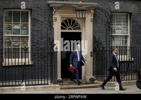 200429 -- LONDRES, le 29 avril 2020 Xinhua -- le ministre britannique des Affaires étrangères Dominic Raab L quitte le 10 Downing Street à Londres, en Grande-Bretagne, le 29 avril 2020. Un total de 26 097 patients sont morts dans les hôpitaux, les maisons de soins et la communauté au sens large après avoir été testés positifs au coronavirus en Grande-Bretagne mardi après-midi, a déclaré mercredi le ministre des Affaires étrangères Dominic Raab. C'est la première fois que les chiffres du gouvernement incluent les décès dans les foyers de soins et la communauté, en plus de ceux dans les hôpitaux. Photo de Tim Ireland/Xinhua BRITAIN-LONDRES-COVID-19-NOMBRE DE DÉCÈS PUBLICATIONxNOTxINxCHN Banque D'Images