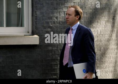 200429 -- LONDRES, le 29 avril 2020 Xinhua -- le secrétaire britannique à la Santé Matt Hancock arrive au 10 Downing Street pour la réunion du comité COVID-19 à Londres, en Grande-Bretagne, le 29 avril 2020. Un total de 26 097 patients sont morts dans les hôpitaux, les maisons de soins et la communauté au sens large après avoir été testés positifs au coronavirus en Grande-Bretagne mardi après-midi, a déclaré mercredi le ministre des Affaires étrangères Dominic Raab. C'est la première fois que les chiffres du gouvernement incluent les décès dans les foyers de soins et la communauté, en plus de ceux dans les hôpitaux. Photo de Tim Ireland/Xinhua BRITAIN-LONDON-COVID-19-DEATH TOLL PUBLICATIONx Banque D'Images