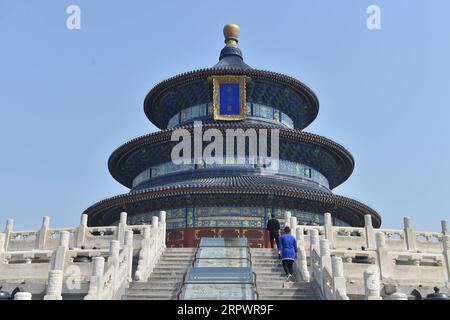 200430 -- PÉKIN, le 30 avril 2020 -- les touristes visitent la salle de prière pour la bonne récolte au Temple du ciel à Pékin, capitale de la Chine, le 29 avril 2020. Le Temple du ciel a rouvert ses trois principaux groupes de bâtiments au public mercredi. Et les terrains rouverts sont accessibles par un nombre limité de visiteurs via la réservation en ligne. Xinhua Headlines : la Chine se félicite du tourisme, du rebond de la consommation dans le cadre du confinement renforcé de COVID-19 PengxZiyang PUBLICATIONxNOTxINxCHN Banque D'Images