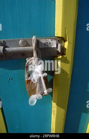 Serrure couverte dans un sac en plastique sur une porte de cabane de plage, cabanes, petite plage de Hope, Shanklin, île de Wight, Hampshire, Royaume-Uni. Banque D'Images