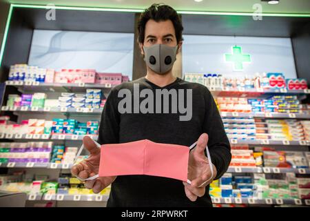 200430 -- PARIS, le 30 avril 2020 Xinhua -- un membre du personnel expose un masque facial en tissu dans une pharmacie à Paris, France, le 29 avril 2020. Le nombre de décès dus au coronavirus en France est passé à 24 087 tandis que les hospitalisations et les patients en soins intensifs ont continué de diminuer mercredi. Photo Aurelien Morissard/Xinhua FRANCE-PARIS-COVID-19 PUBLICATIONxNOTxINxCHN Banque D'Images