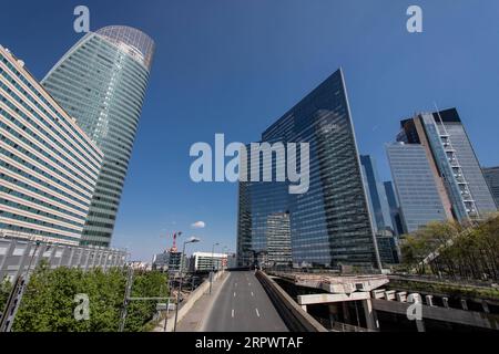 200430 -- PARIS, le 30 avril 2020 Xinhua -- une photo prise le 16 avril 2020 montre le quartier d'affaires de la Défense à Paris, en France. Le PIB du produit intérieur brut de la France s est contracté de 5,8% au premier trimestre de cette année, la plus forte baisse trimestrielle depuis le début des évaluations en 1949, ont indiqué jeudi les données officielles. Photo Aurelian Morissard/Xinhua FRANCE-PARIS-ECONOMIE PUBLICATIONxNOTxINxCHN Banque D'Images