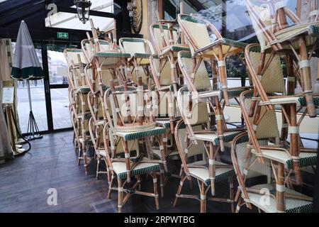 200430 -- PARIS, le 30 avril 2020 -- une photo prise le 18 mars 2020 montre le restaurant fermé les deux Magots à Paris, en France. Le PIB du produit intérieur brut de la France s est contracté de 5,8% au premier trimestre de cette année, la plus forte baisse trimestrielle depuis le début des évaluations en 1949, ont indiqué jeudi les données officielles. FRANCE-PARIS-ECONOMIE GaoxJing PUBLICATIONxNOTxINxCHN Banque D'Images