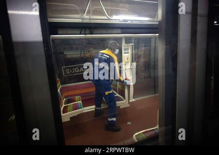 200430 -- PARIS, le 30 avril 2020 Xinhua -- Un membre du personnel d'une entreprise privée de nettoyage et de désinfection désinfecte des trains de métro à Vincennes près de Paris, France, le 30 avril 2020. Deux semaines avant la mise en œuvre du plan de sortie, le nombre de décès dus au coronavirus en France est passé à 24 087 tandis que les hospitalisations et les patients en soins intensifs ont continué de diminuer mercredi. Photo Aurelien Morissard/Xinhua FRANCE-PARIS-COVID-19-DESINFECTION PUBLICATIONxNOTxINxCHN Banque D'Images