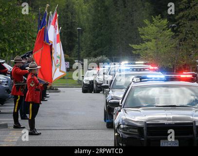 200430 -- SURREY CANADA, le 30 avril 2020 Xinhua -- des véhicules de police passent devant des agents de la Gendarmerie royale du Canada lors d'un cortège à Surrey, Canada, le 30 avril 2020. Un cortège commémoratif des premiers intervenants a eu lieu jeudi dans le Surrey du Canada pour honorer les victimes de la fusillade de masse meurtrière de la Nouvelle-Écosse. Photo de Liang Sen/Xinhua CANADA -SURREY-MEMORIAL MOTORCADE-NOVA SCOTIA SHOOTING PUBLICATIONxNOTxINxCHN Banque D'Images