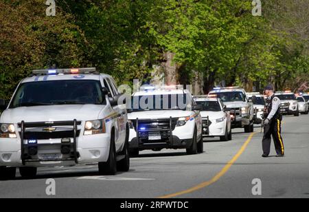 200430 -- SURREY CANADA, le 30 avril 2020 Xinhua -- des véhicules de police sont vus lors d'un cortège à Surrey, Canada, le 30 avril 2020. Un cortège commémoratif des premiers intervenants a eu lieu jeudi dans le Surrey du Canada pour honorer les victimes de la fusillade de masse meurtrière de la Nouvelle-Écosse. Photo de Liang Sen/Xinhua CANADA -SURREY-MEMORIAL MOTORCADE-NOVA SCOTIA SHOOTING PUBLICATIONxNOTxINxCHN Banque D'Images