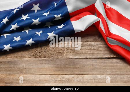 Étoiles et rayures drapeau américain sur fond en bois rustique, espace copie. La fierté du peuple américain. Symbole d'indépendance, de liberté Banque D'Images