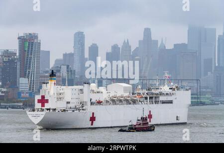 200430 -- NEW YORK, le 30 avril 2020 Xinhua -- le navire-hôpital Comfort de l'US Navy part de Manhattan à New York, aux États-Unis, le 30 avril 2020. Le navire-hôpital Comfort de la marine américaine a quitté New York jeudi. Il est arrivé à New York le 30 mars pour aider à alléger la pression sur les hôpitaux urbains dans le contexte de la pandémie de COVID-19. Photo de Jie Fischer/Xinhua U.S.-NEW YORK-NAVY NAVIRE-HÔPITAL COMFORT-DEPART PUBLICATIONxNOTxINxCHN Banque D'Images