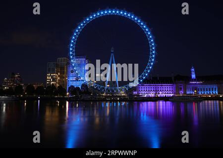 200501 -- LONDRES, le 1 mai 2020 Xinhua -- le London Eye est illuminé en bleu pour marquer le Clap hebdomadaire pour nos soignants à Londres, en Grande-Bretagne, le 30 avril 2020. Photo de Tim Ireland/Xinhua BRITAIN-LONDON-COVID-19-LIGHTS PUBLICATIONxNOTxINxCHN Banque D'Images