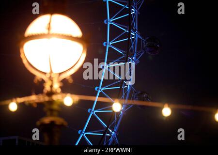 200501 -- LONDRES, le 1 mai 2020 Xinhua -- le London Eye est illuminé en bleu pour marquer le Clap hebdomadaire pour nos soignants à Londres, en Grande-Bretagne, le 30 avril 2020. Photo de Tim Ireland/Xinhua BRITAIN-LONDON-COVID-19-LIGHTS PUBLICATIONxNOTxINxCHN Banque D'Images