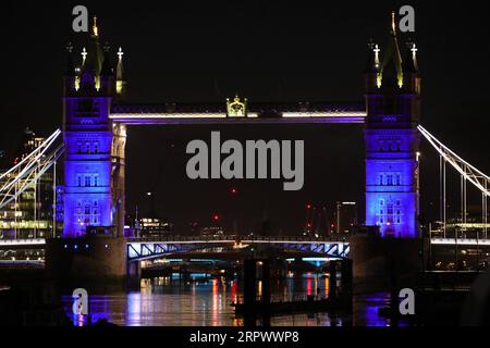 200501 -- LONDRES, le 1 mai 2020 Xinhua -- le Tower Bridge est illuminé en bleu pour marquer le Clap hebdomadaire pour nos soignants à Londres, Grande-Bretagne, le 30 avril 2020. Photo de Tim Ireland/Xinhua BRITAIN-LONDON-COVID-19-LIGHTS PUBLICATIONxNOTxINxCHN Banque D'Images