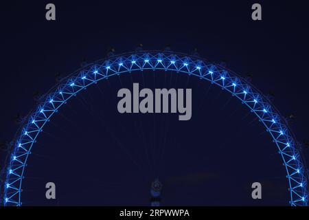 200501 -- LONDRES, le 1 mai 2020 Xinhua -- le London Eye est illuminé en bleu pour marquer le Clap hebdomadaire pour nos soignants à Londres, en Grande-Bretagne, le 30 avril 2020. Photo de Tim Ireland/Xinhua BRITAIN-LONDON-COVID-19-LIGHTS PUBLICATIONxNOTxINxCHN Banque D'Images