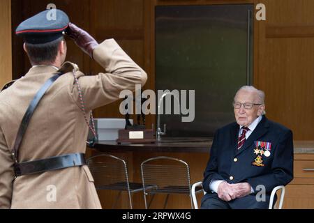 200501 -- BEDFORDSHIRE, le 1 mai 2020 Xinhua -- le lieutenant-colonel Thomas Miller L, commandant du 1e bataillon, The Yorkshire Regiment, rend hommage au capitaine Tom Moore dans le Bedfordshire, en Grande-Bretagne, le 30 avril 2020. Célébrant son 100e anniversaire jeudi, le capitaine vétéran britannique Tom Moore a recueilli plus de 30 millions de livres environ 37,8 millions de dollars américains pour le National Health Service NHS en marchant des longueurs de son jardin. En tant que vétéran de la Seconde Guerre mondiale, le capitaine Tom avait initialement prévu de collecter 1 000 livres 1 259 dollars pour les œuvres caritatives du NHS avant son 100e anniversaire, mais son déménagement a capturé t Banque D'Images