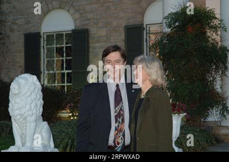 Visite de la secrétaire Gale Norton à Graceland Mansion, maison d'Elvis Presley, Memphis, Tennessee, pour des visites et la participation à des cérémonies désignant le site comme monument historique national Banque D'Images