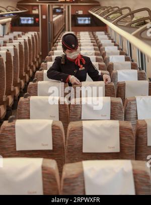 200501 -- WUHAN, le 1 mai 2020 -- le chef Zhou Huiyu se prépare pour le départ du train G77 à Wuhan, dans la province du Hubei au centre de la Chine, le 1 mai 2020. Les gens de divers secteurs s'en tiennent à leurs postes pendant les vacances de la fête du travail. Photo de /Xinhua CHINA-LABOR DAY HOLIDAY-WORKERS CN ZhaoxJun PUBLICATIONxNOTxINxCHN Banque D'Images