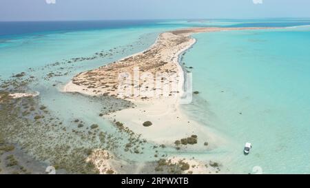 200501 -- RIYAD, le 1 mai 2020 Xinhua -- une photo prise le 29 mars 2020 montre le site du projet de la mer Rouge sur la côte de la mer Rouge de l'Arabie saoudite. Le projet de la mer Rouge, l'un des projets touristiques les plus ambitieux de l'Arabie saoudite, a récemment identifié l'emplacement de ses villas et hôtels au-dessus de l'eau, a déclaré la Red Sea Development Company dans un communiqué de presse le 1 mai 2020. The Red Sea Development Company/document via Xinhua SAUDI ARABIA-RED SEA PROJECT-TOURISM PUBLICATIONxNOTxINxCHN Banque D'Images