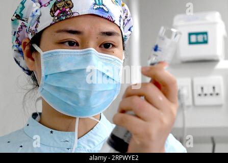 200502 -- ZHENGZHOU, le 2 mai 2020 -- l'infirmière Qiao Bing prépare des injections au troisième hôpital populaire de Henan à Zhengzhou, dans la province du Henan du centre de la Chine, le 26 avril 2020. Liu Guangyao et Qiao Bing sont toutes deux les infirmières des soins intensifs de l'hôpital, qui sont un couple d'amants nés dans les années 1990 Après la pandémie de COVID-19, tous deux ont déposé une demande pour aider à lutter contre la maladie dans le Wuhan, capitale du Hubei de la Chine centrale, le plus durement touché. Le 2 février, Liu et Qiao, tous deux inclus dans une équipe médicale provinciale d'aide à Wuhan, ont quitté Henan pour la ville où ils ont combattu le nouveau coronavirus à Tongji Ho Banque D'Images