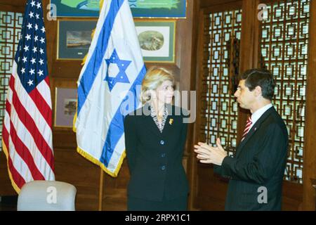 Secrétaire Gale Norton en conversation avec l'ambassadeur d'Israël aux États-Unis, Daniel Ayalon, à droite, lors de la cérémonie de signature du siège du Département de l'intérieur pour l'accord d'expansion de la coopération scientifique et technique, entre le Département de l'intérieur et le Ministère israélien des infrastructures nationales, dans une gamme de domaines de gestion des ressources naturelles Banque D'Images