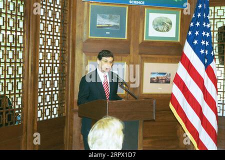 L'ambassadeur d'Israël aux États-Unis, Daniel Ayalon, s'exprimant lors de la cérémonie de signature du siège du Département de l'intérieur pour l'accord d'expansion de la coopération scientifique et technique, entre le Département de l'intérieur et le Ministère israélien des infrastructures nationales, dans une gamme de domaines de gestion des ressources naturelles Banque D'Images