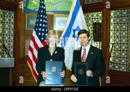 Secrétaire Gale Norton, à gauche, avec l'ambassadeur d'Israël aux États-Unis, Daniel Ayalon, lors de la cérémonie de signature du siège du Département de l'intérieur pour l'accord d'expansion de la coopération scientifique et technique, entre le Département de l'intérieur et le Ministère israélien des infrastructures nationales, dans une gamme de domaines de gestion des ressources naturelles Banque D'Images